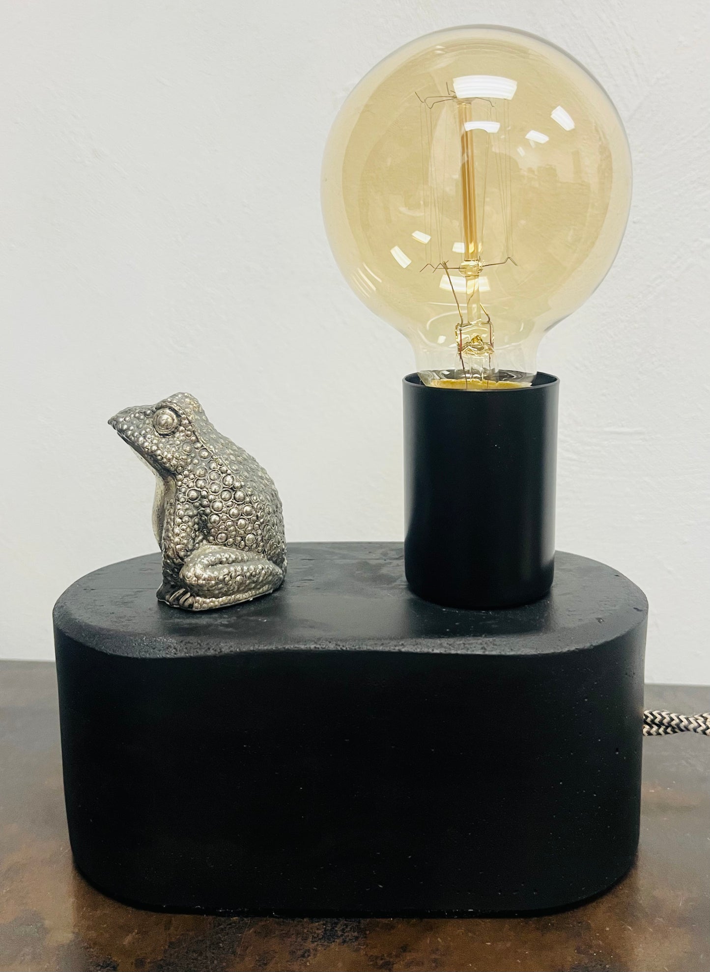 Concrete Frog Lamp / Touch-Controlled