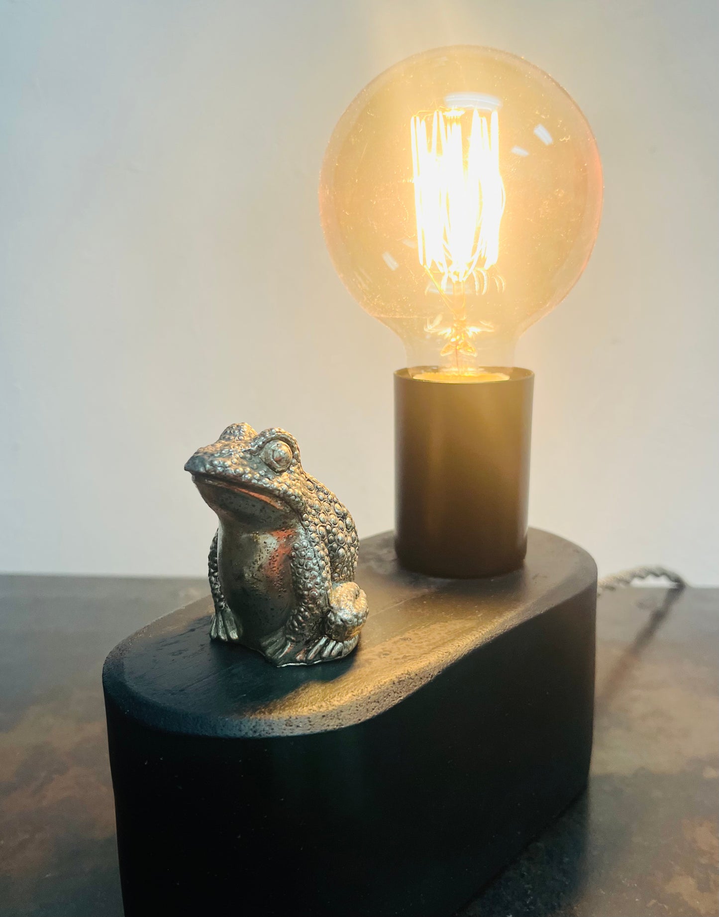 Concrete Frog Lamp / Touch-Controlled