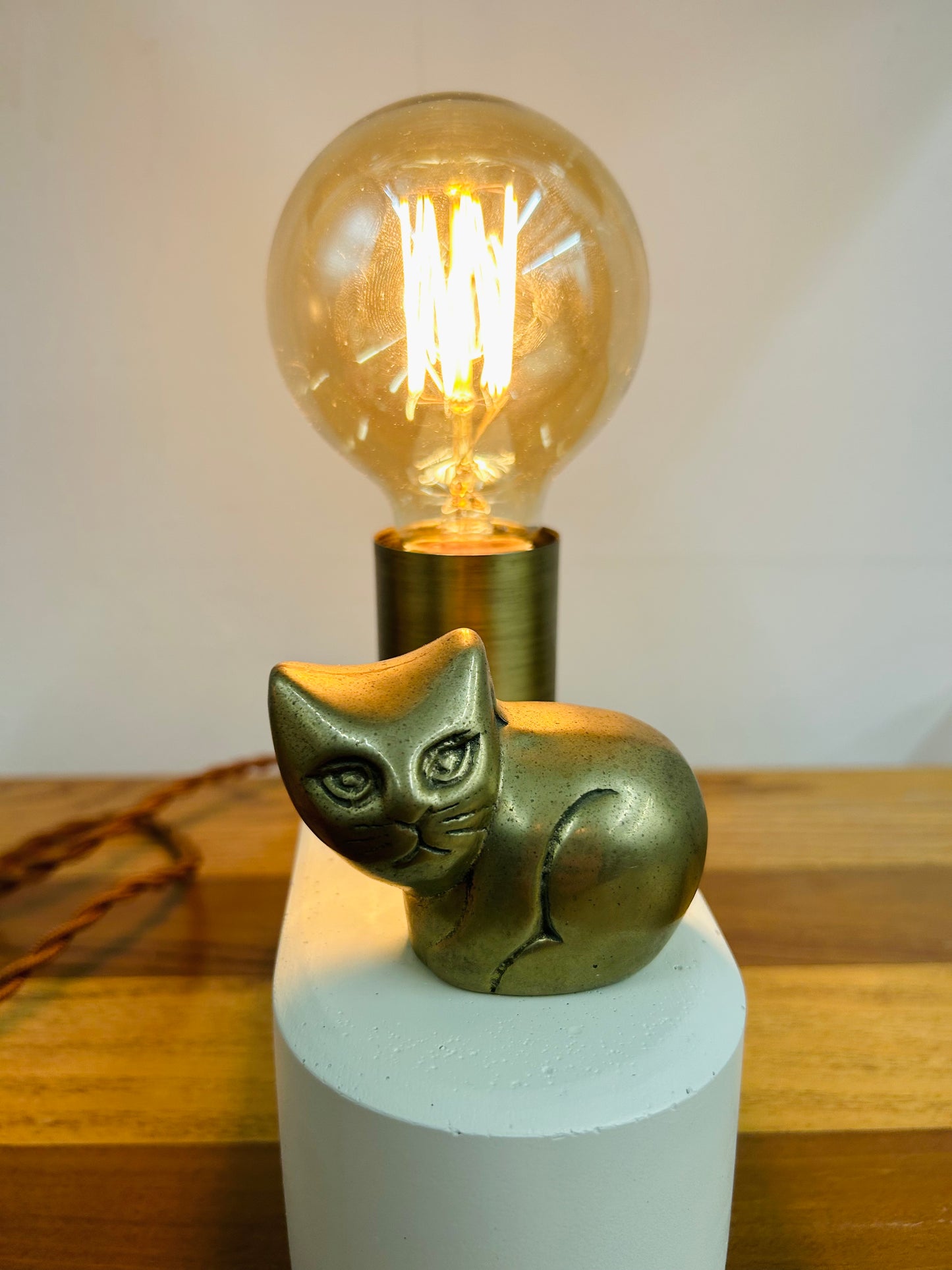 Concrete Cat Lamp / Touch-Controlled